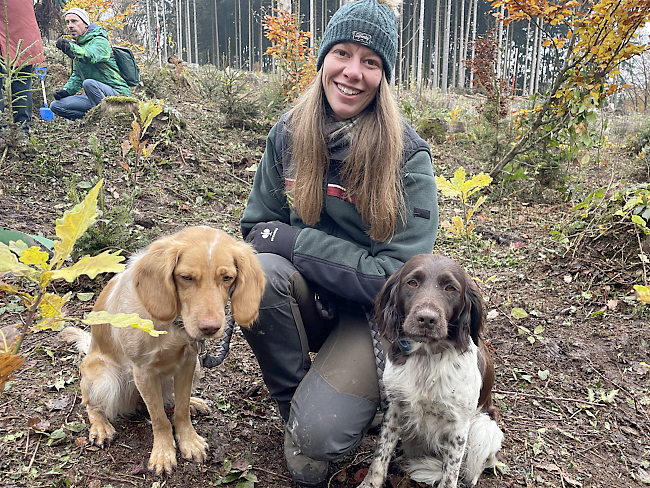 Revierförsterin Anja Wiese mit Frieda und Quinta